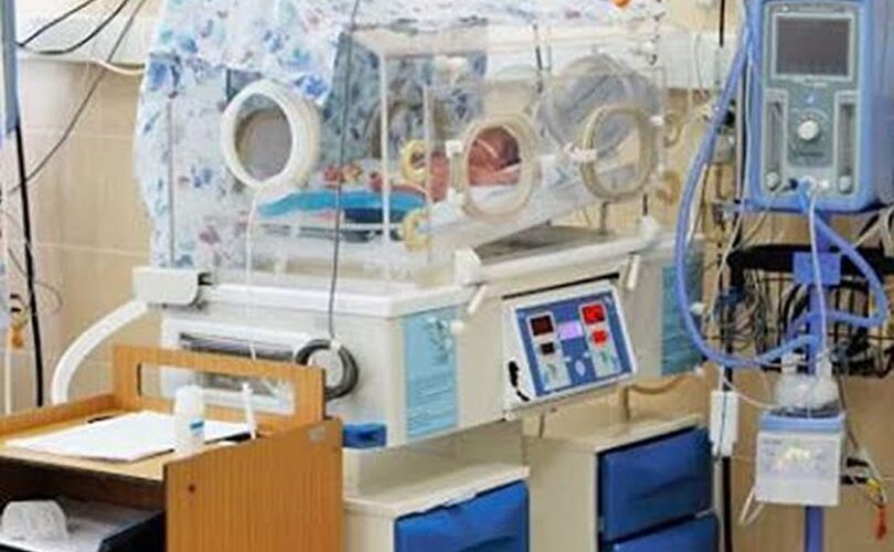 Neonatologjia ia shpëton jetën foshjës e cila lindi me peshë 800 gr, nëna falënderon stafin