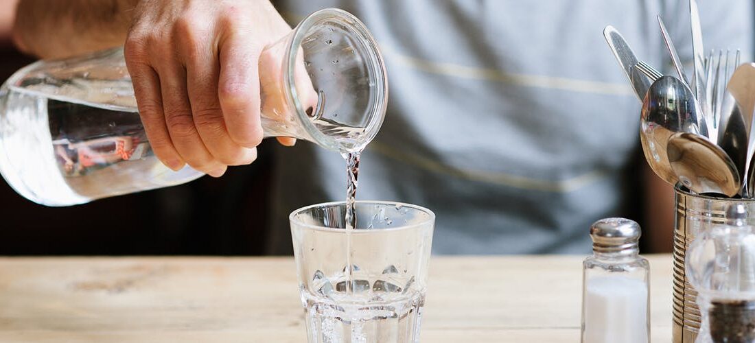 Shenja që tregojnë se nuk po pini ujë mjaftueshëm