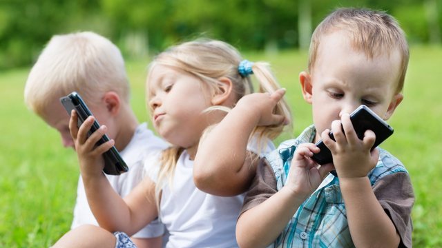 Mjekët apel prindërve “Mbajini fëmijët larg telefonit, ka shtim të rasteve me këto dy sëmundje të syrit”