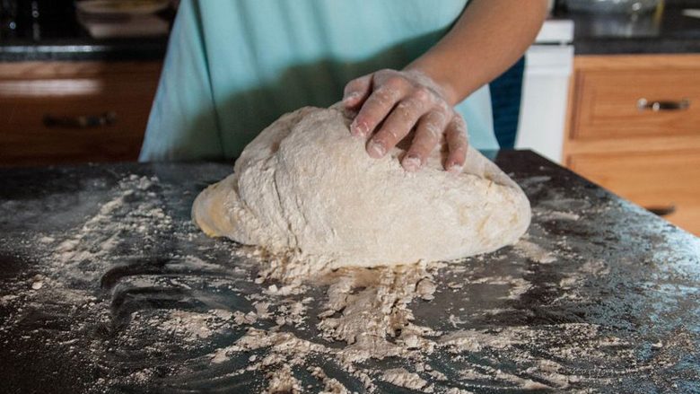 Si të bëni brumin për picë shpejt dhe thjesht: Vetëm disa përbërës na japin një vakt shumë të shijshëm