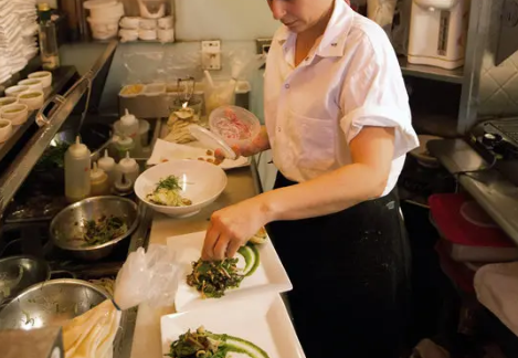 Shefi i restorantit në Gjakovë e rrah kuzhinieren dhe e akuzoi për vjedhje