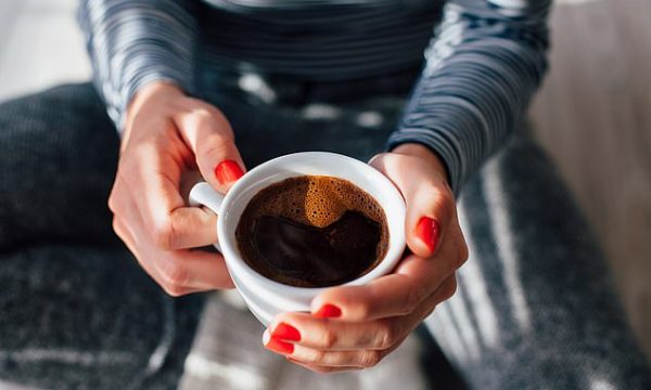 Tri arsye pse duhet ta filloni ditën tuaj me kafe në vend të çajit