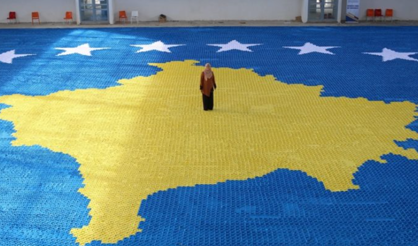 “Ia dedikoj dëshmorëve” Mësuesja finalizon flamurin 1.216 m² të Kosovës
