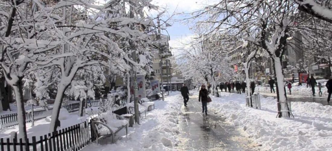 Ftohtë dhe reshje bore, apelohet për kujdes në trafik