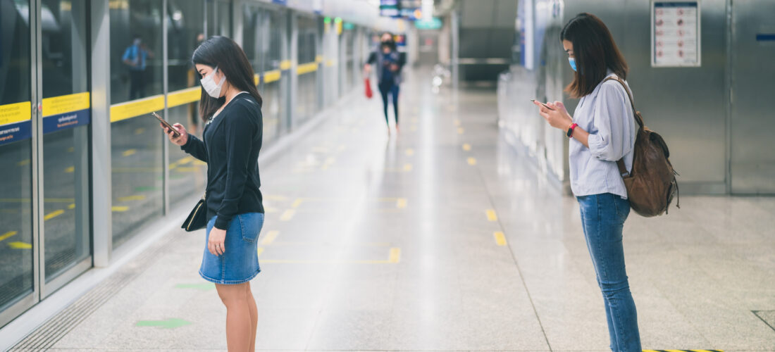 Shkencëtarët thonë se distancimi social do të mbetet në fuqi deri në vitin 2022