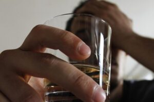 Pse nuk duhet të përzieni pijet energjike me alkoolin