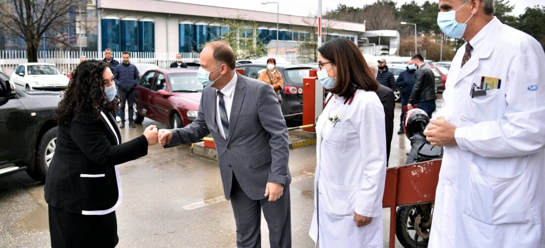 Presidentja Vjosa Osmani dhe ministri i Shëndetësisë Arben Vitia, vizitojnë Klinikën Pediatrike në QKUK