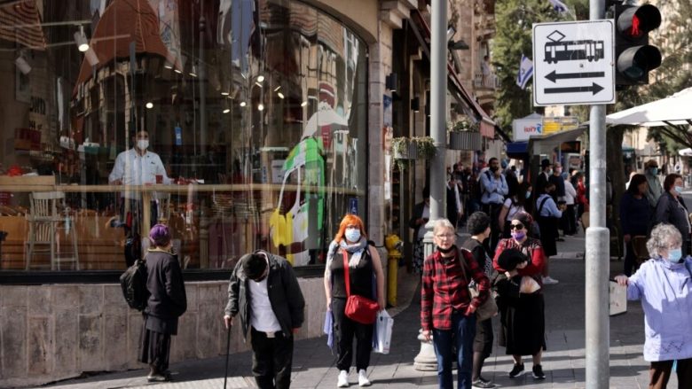 Izraeli shfuqizon masën për vendosje të maskës në ambiente të jashtme