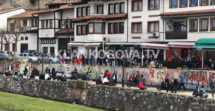 Prizren: Grumbull i qytetarëve pa distancë (FOTO)