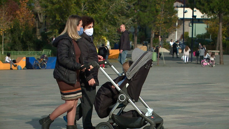 Më shumë vdekje se lindje, Shqipëria po zvogëlohet dhe po plaket – “duhet ndërhyrja urgjente”