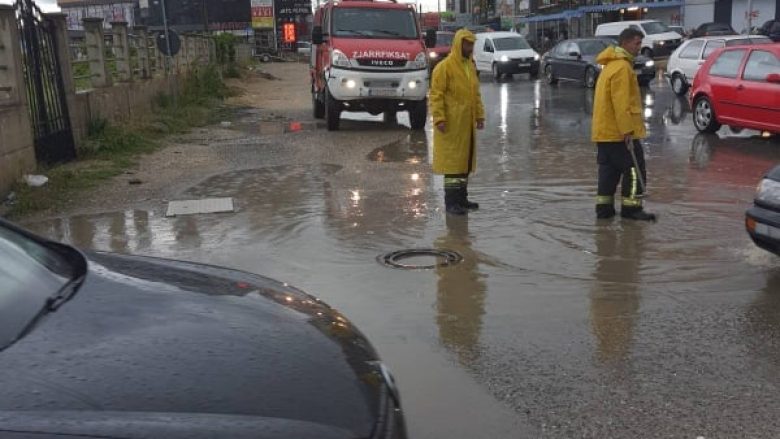 Ekipet emergjente dalin në terren, lirohet për qarkullim rruga Drenas-Komoran pas reshjeve të shiut