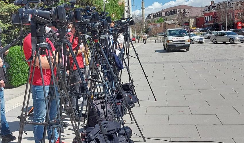 POLITICO: Gazetarët në luftë për informimin e saktë dhe luftimin lajmeve të rreme