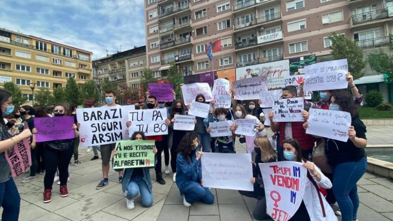 Gjimnazistët protestojnë pas rastit të sulmit seksual në shkollën “Faik Konica”