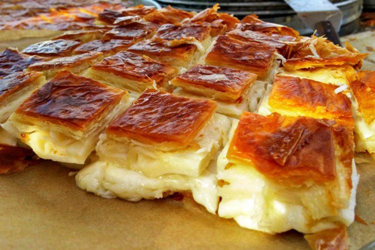 Byrek me djathë dhe kaçkavall – Receta moderne me shije të mrekullueshme