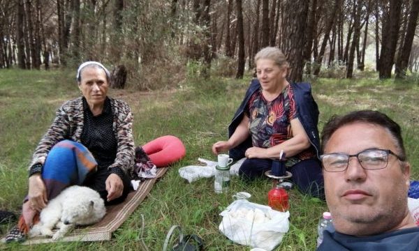 “Jemi në pyll, po mbledhim kërpudha”, familjari rrëfen se si humbi nënën, vëllain dhe kunatën nga helmimi