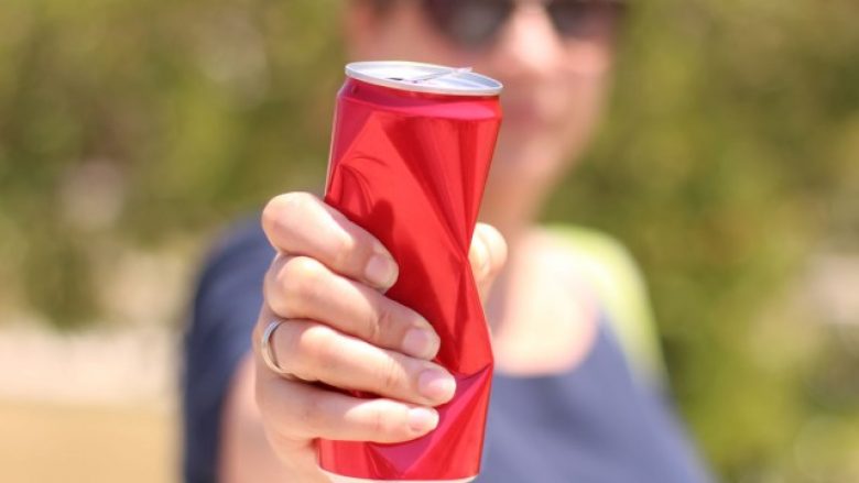 Përse nuk është i shëndetshëm konsumimi i pijeve nga kënaçet?