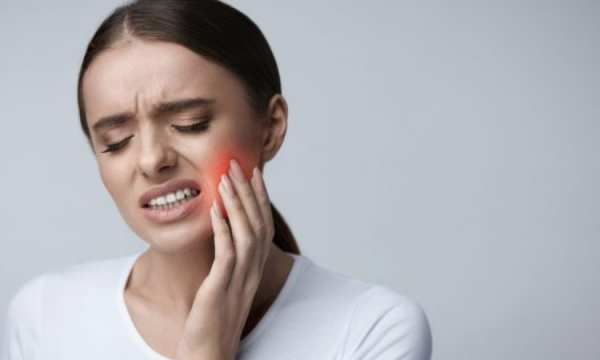 Cfarë është kariesi i dhëmbëve? – Tregon stomatologia dr. spec. Blerina Kolgeci