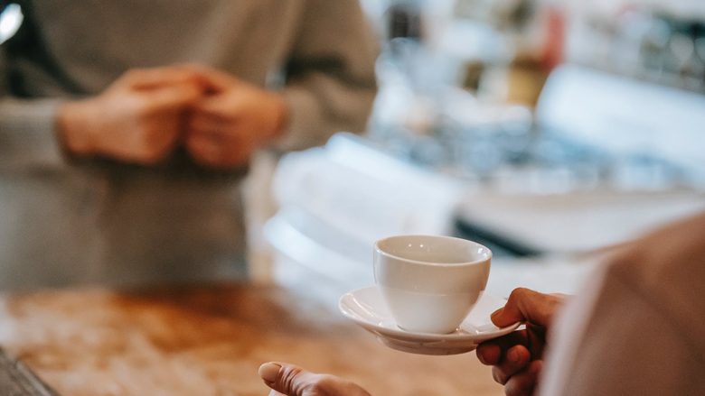 Pothuajse të gjithë e bëjnë këtë gabim kur pimë kafe: Ky zakon, në dukje i parrezikshëm, mund të dëmtojë shëndetin tuaj!