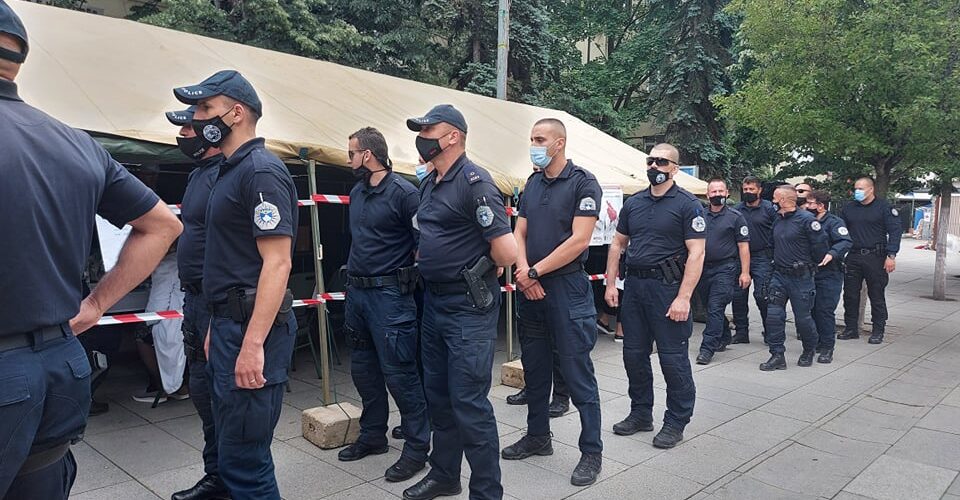 Policia e Kosovës e qytetarë të shumtë dhurojnë gjak në Prishtinë