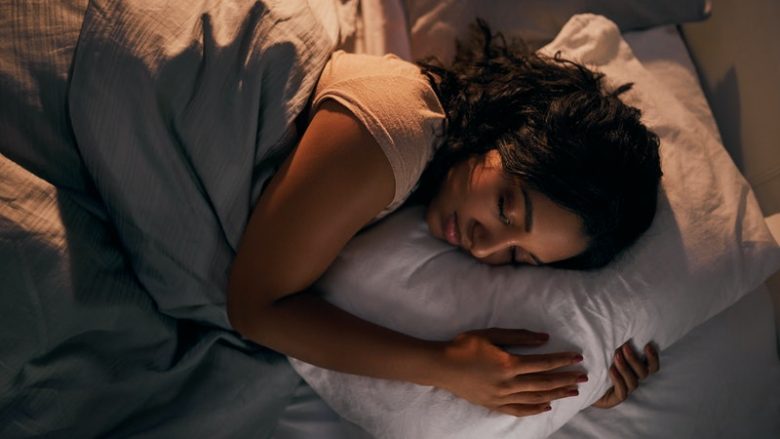 Si të flini më mirë: Ushtroni rregullisht, zbulon studimi i ri