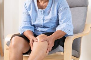 4 mënyra për të trajtuar dhimbjen që përhapet përgjatë këmbës