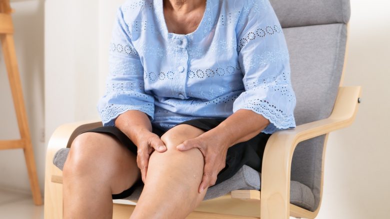 Cilët janë shkaktarët më të shpeshtë të fryrjes së këmbëve?