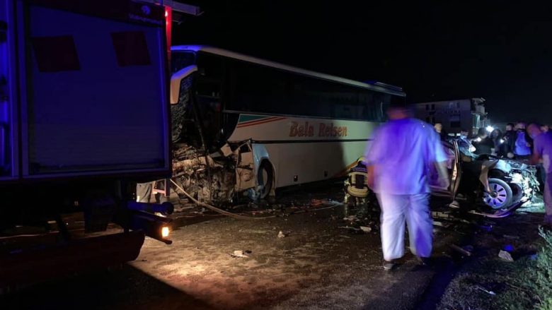 Policia jep detaje të aksidentit në Klinë, ku humbi jetën një person dhe nëntë të tjerë u lënduan