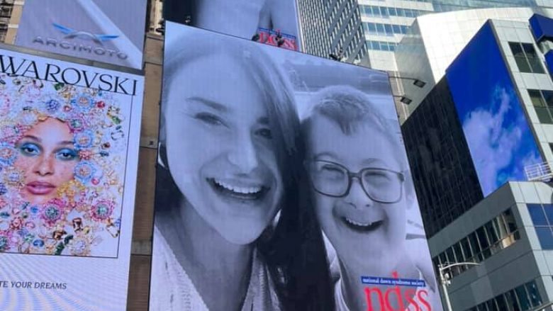 Fotografia e Leon Arifit shfaqet në ekranin gjigant të Times Square-it në New York