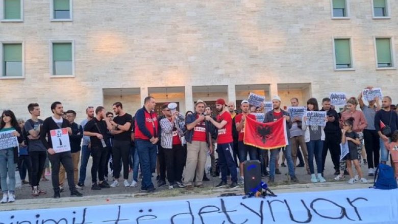 Protesta kundër vaksinimit të detyruar në Tiranë, procedohen penalisht 10 protestues