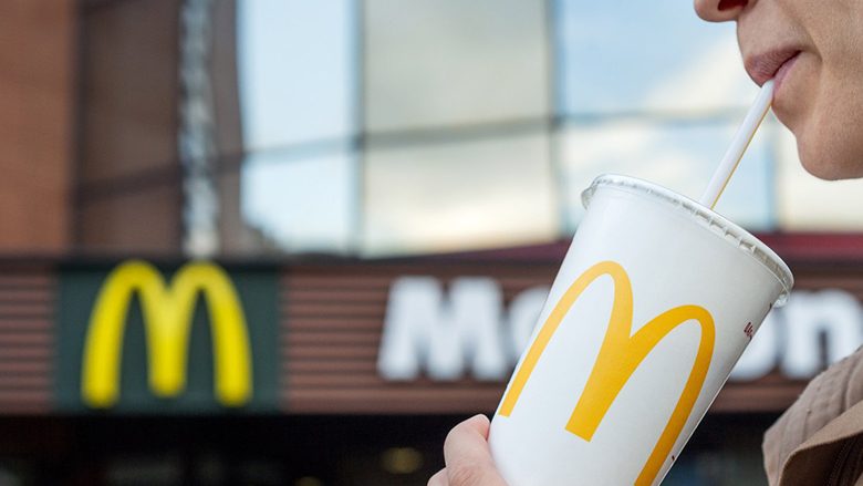 Përse Coca Cola në McDonald’s është e ndryshme nga ajo e dyqanit apo e kafenesë?