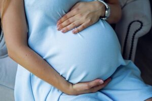 Çka duhet të dini për ngrirjen e vezëve dhe shtatzëninë e shtyrë