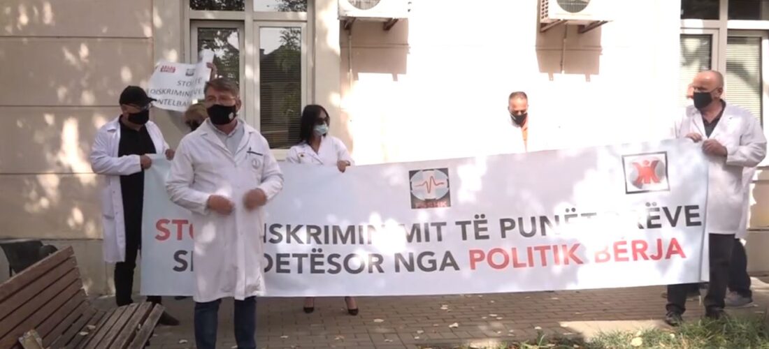 Punëtorët shëndetësorë protestojnë para Qeverisë të hënën