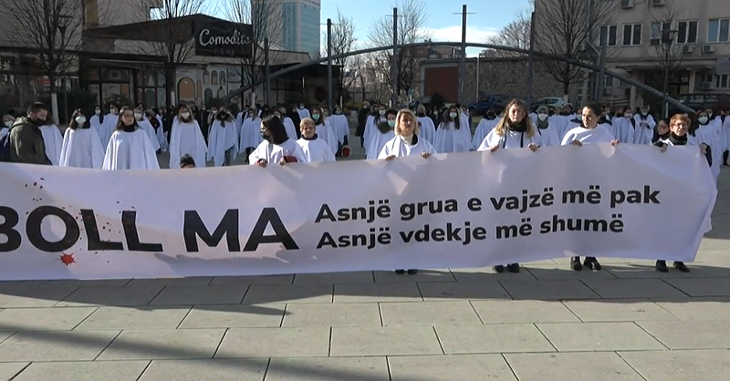 Gratë protestojnë në Prishtinë kundër vrasjeve dhe dhunës ndaj tyre