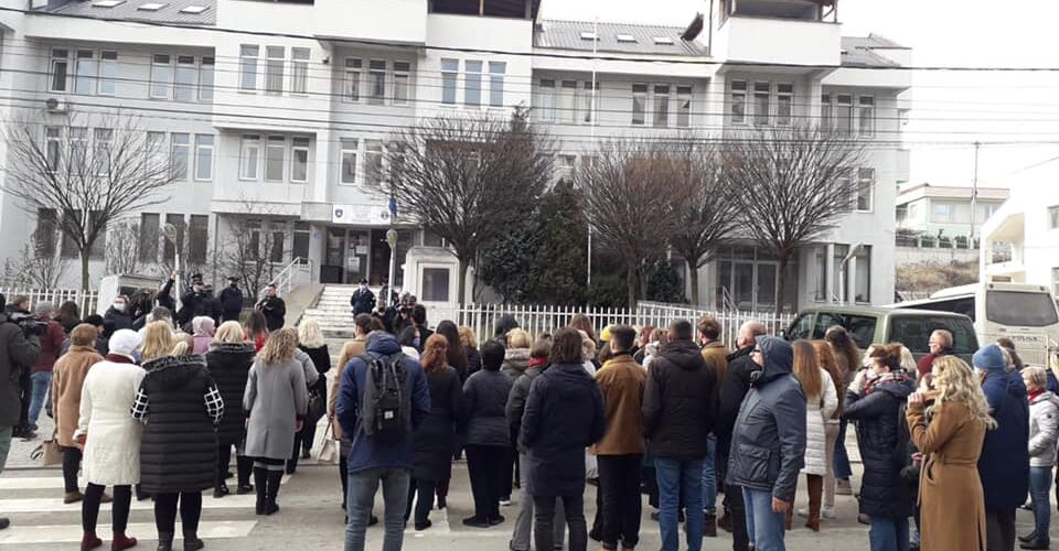 Në Skenderaj protestohet kundër vrasjeve të grave