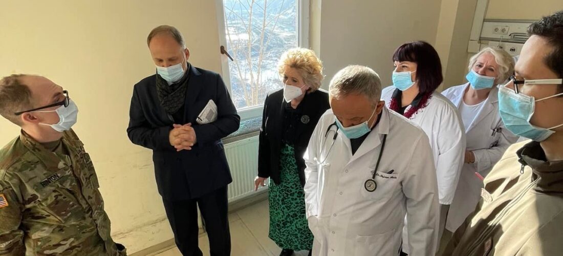 Ministri i Shëndetesisë dhe drejtori i SHSKUK-së, së bashku me KFOR, vizituan Spitalin e Mitrovicës
