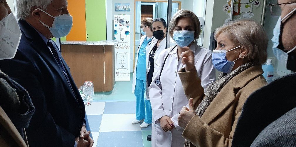 Ministri Latifi vizitoi Klinikën e Infektivës dhe Klinikën e Pediatrisë në QKUK