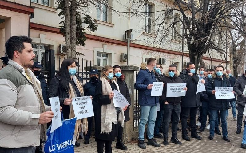 “Derisa presim të pjeken kushtet, na u kalbën dëshirat”, specializantët protestojnë para Ministrisë së Shëndetësisë