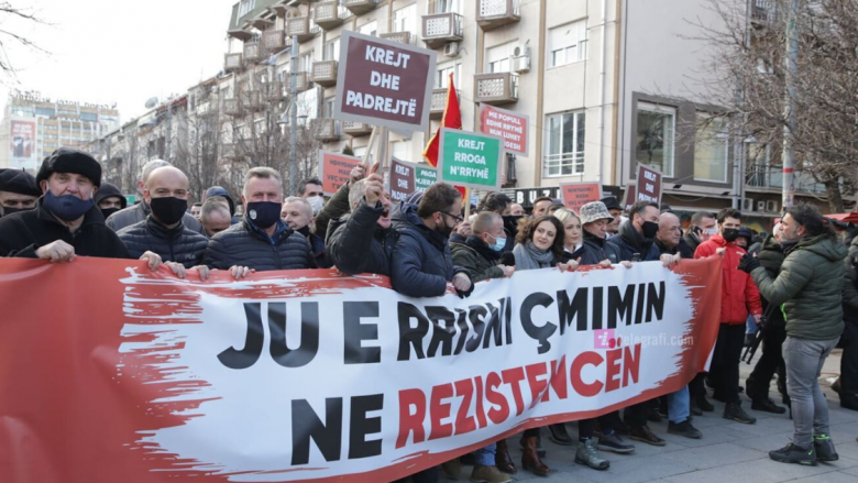 Eskalon protesta, protestuesit tentojnë të futen në ndërtesën e Qeverisë