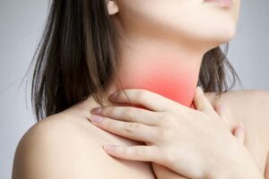 Ekspertja e sëmundjeve e tregon një hak të çuditshëm për trajtimin e dhimbjeve të fytit