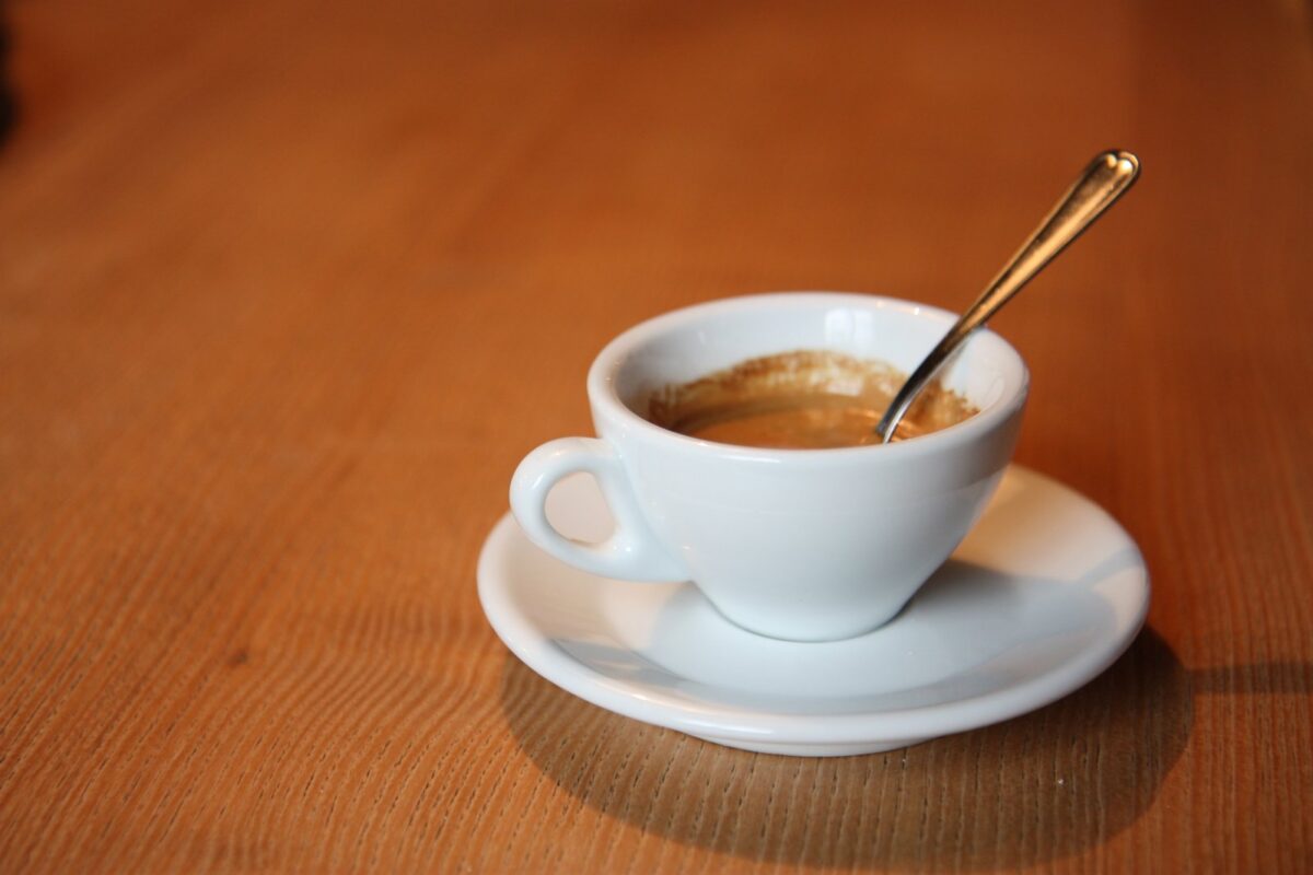 Çfarë ndikimi ka kafeja me qumësht në shëndetin tonë?