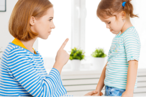 Shembujt e ndëshkimeve negative që prindërit duhet të shmangin
