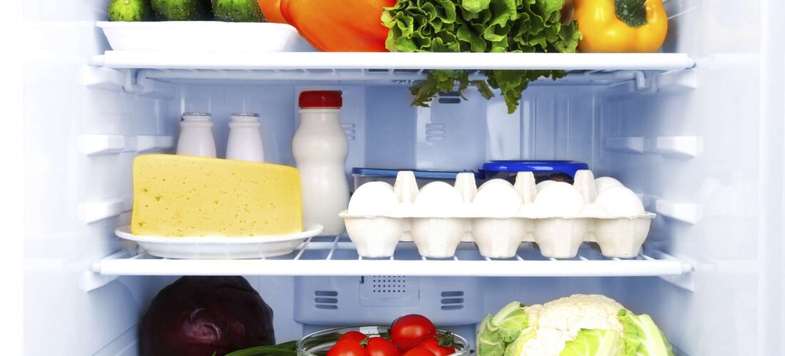 Këto 4 lloje ushqimesh që nuk duhet të ruhen kurrë në raftin e sipërm të frigoriferit