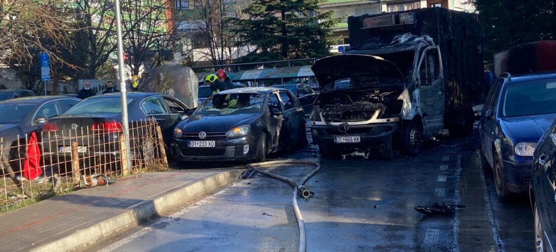 Zjarr në lagjen “Dardania” në Prishtinë – lëndohet një person dhe digjen një kamion e tri vetura