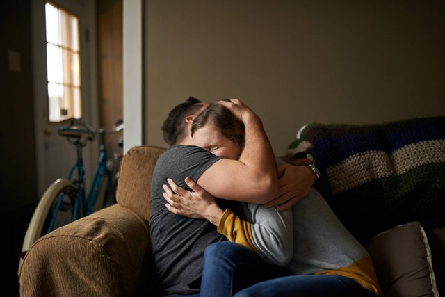 Trauma e tradhtisë, çfarë ndodh kur na thyhet besimi tek dikush dhe si ndikon kjo në psikologjinë tonë