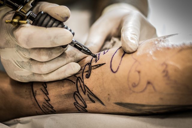 A mund të shkaktojnë tatuazhet kancer në lëkurë, cila është lidhja me nishanet dhe çfarë duhet të bëjmë