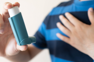 Studiuesit identifikojnë proteinat e përfshira në sulmet e astmës