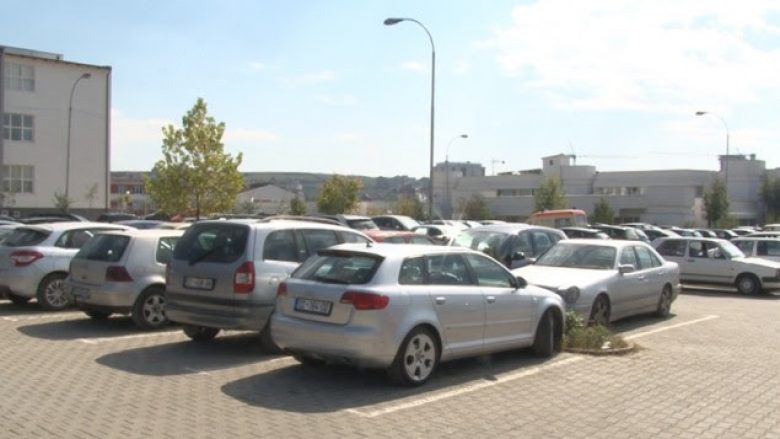 Qytetarët ankohen se po paguajnë 7 deri në 10 euro në parkingje të QKUK-së