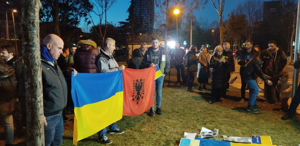 Protestë para ambasadës ruse në Tiranë, shqiptarët solidarizohen me Ukrainën