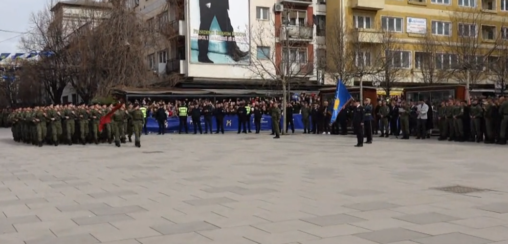 Parakalimi i Ushtrisë dhe Policisë së Kosovës në sheshin “Nëna Terezë”