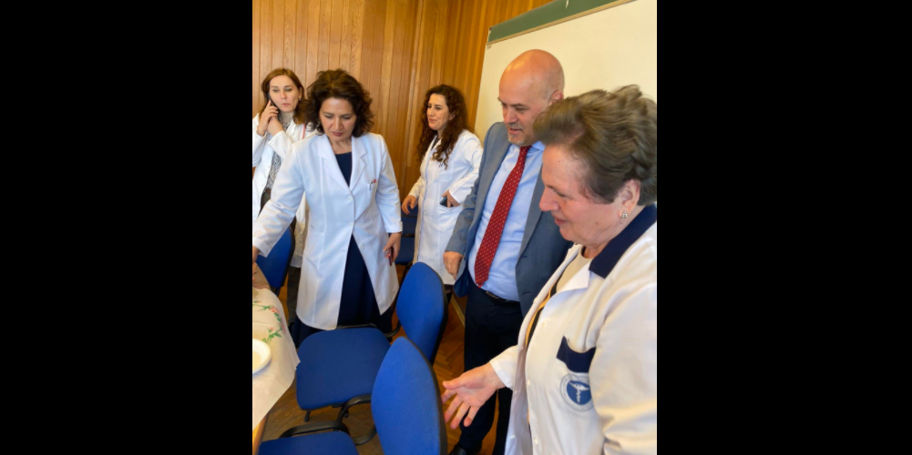 Mbas 40 viteve, pensionohet Sabrije Konxheli, infermierja e Klinikës Infektive